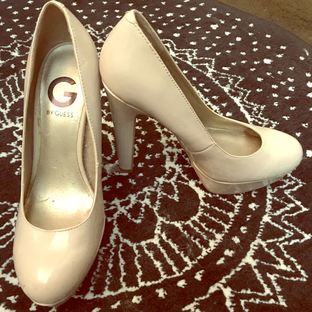 Guess 6 1/2 like new tan pumps